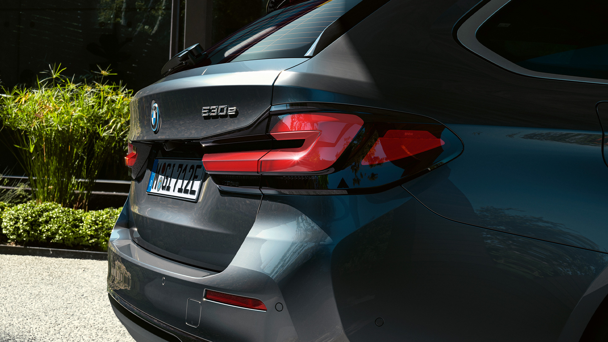 Luces traseras en forma 3D BMW Serie 5 Touring G31 Luces traseras en forma 3D BMW Serie 5 Touring G31 Renovación 2020 Sophistograu Primer plano Zaga