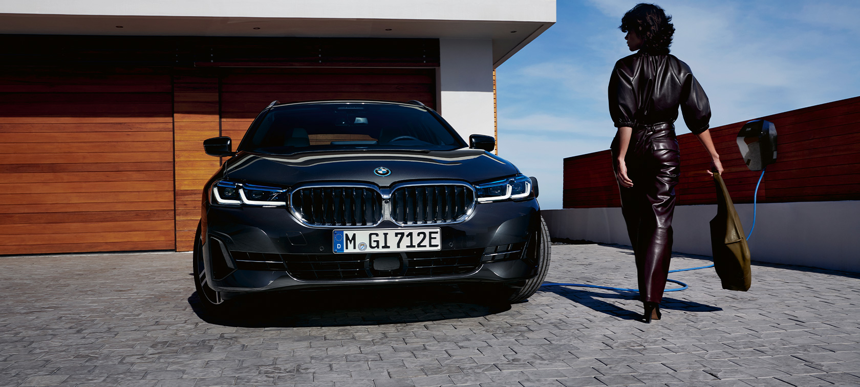 BMW Serie 5 Touring Híbridos Enchufables 2021 G31, vista del frontal, carga BMW Serie 5 Touring Híbridos Enchufables 2021 G31, vista del frontal, carga con modelo