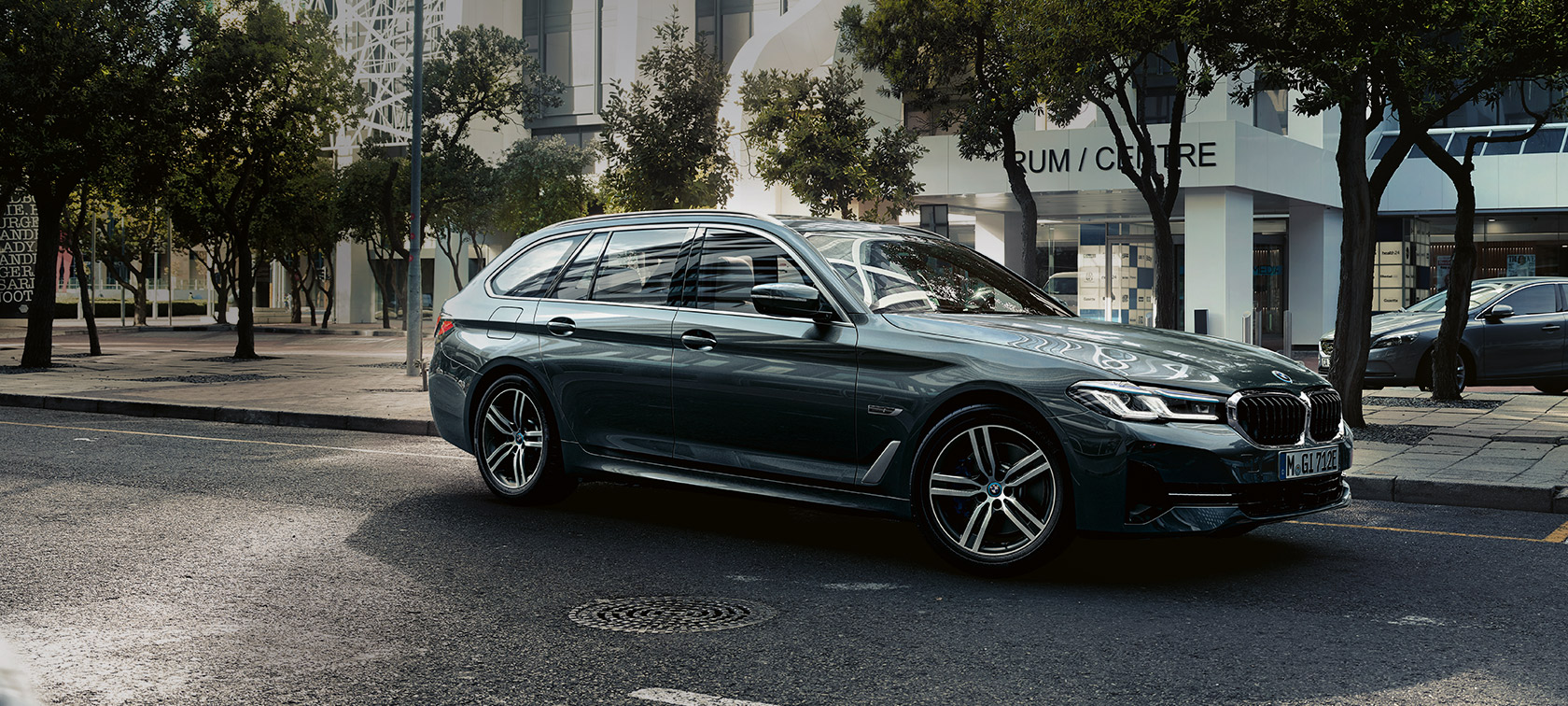 BMW Serie 5 Touring G31 Renovaci&oacute;n 2020 Sophisto Grey, vista del frontal 7/8, en marcha en las afueras