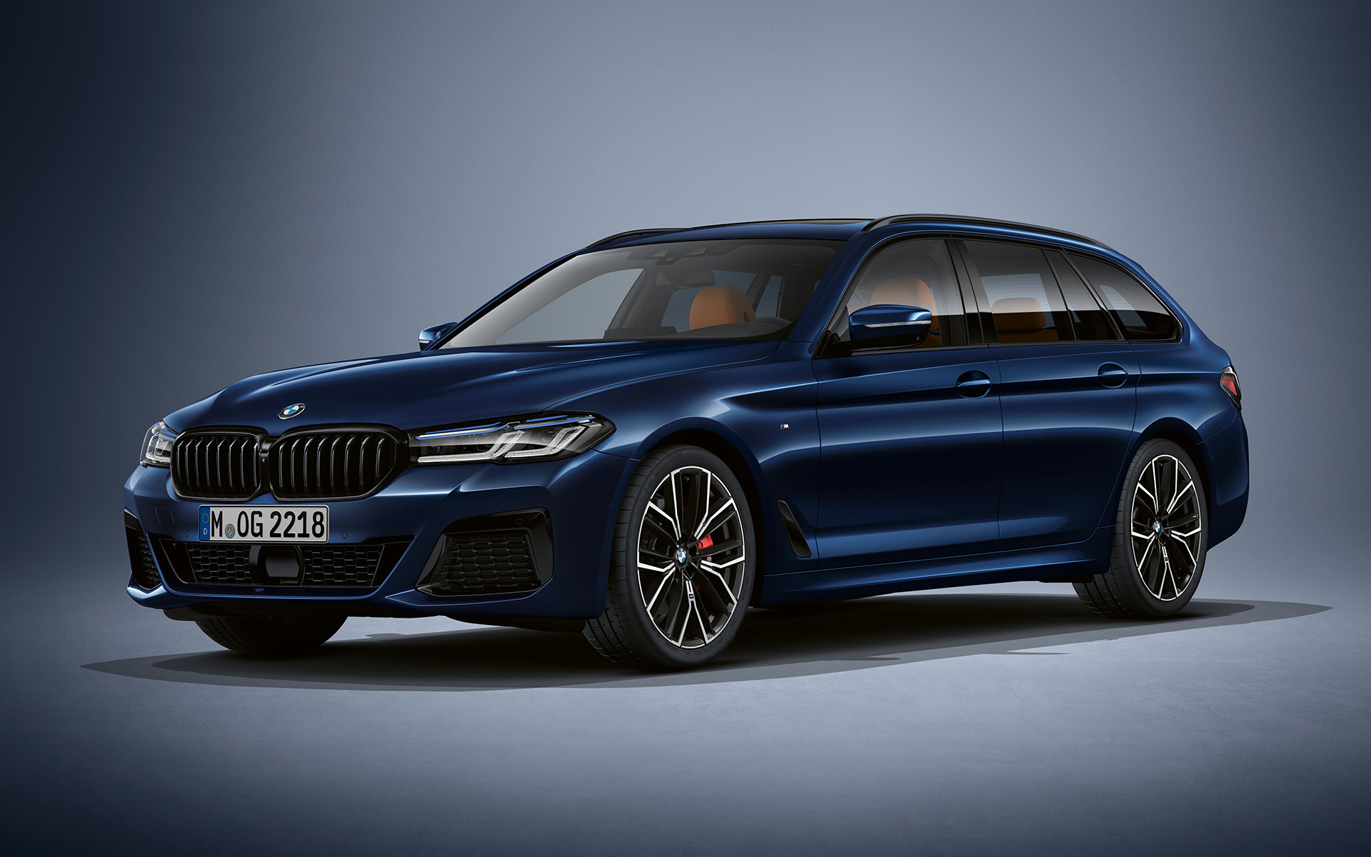 BMW Serie 5 Touring G31 LCI en BMW Individual Tanzanite Blue metallic BMW Serie 5 Touring Individual G31 Renovación 2020 vista de tres cuartos del frontal, parado, en BMW Individual Tanzanite Blue metallic