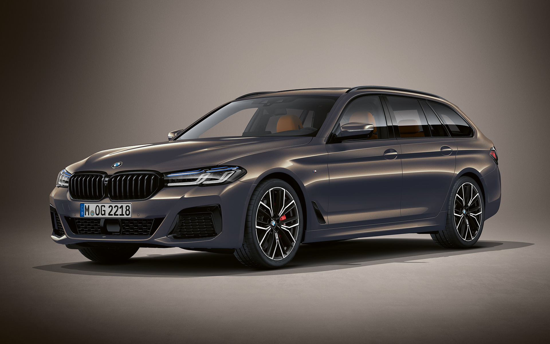 BMW Serie 5 Touring G31 LCI en BMW Individual Alvite Grey metallic BMW Serie 5 Touring Individual G31 Renovación 2020 vista de tres cuartos del frontal, parado, en BMW Individual Alvite Grey metallic