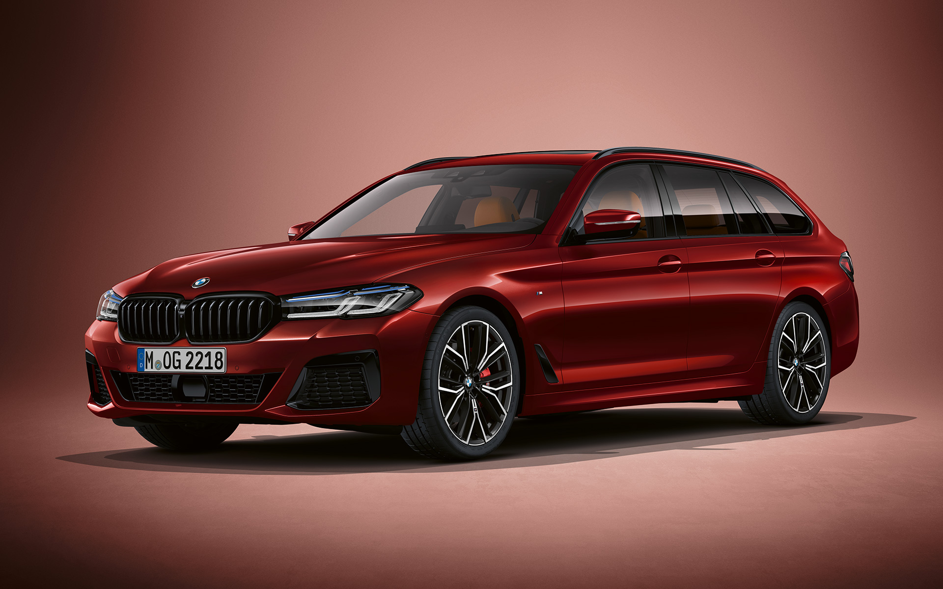 BMW Serie 5 Touring G31 LCI en BMW Individual Aventurine Red metallic BMW Serie 5 Touring Individual G31 Renovación 2020 vista de tres cuartos del frontal, parado, en BMW Individual Aventurine Red metallic