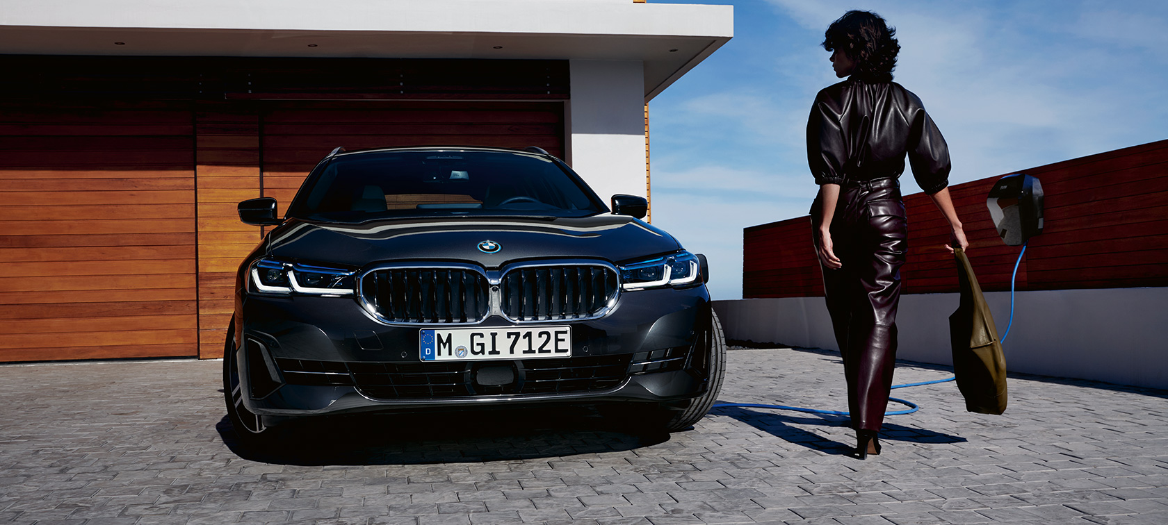 Híbrido Enchufable BMW Serie 5 Touring 2021 G31 LCI vista del frontal, cargando Híbrido Enchufable BMW Serie 5 Touring 2021 G31 LCI vista del frontal, cargando, con modelo