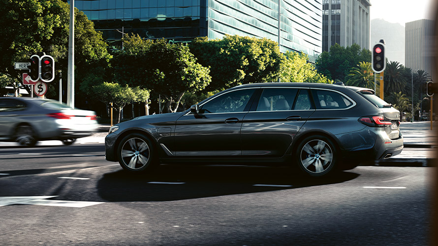 BMW 530e Touring G31 LCI en Sophisto Grey metallic, circulando entre el tráfico urbano BMW 530e Touring G31 LCI en Sophisto Grey metallic, circulando entre el tráfico urbano