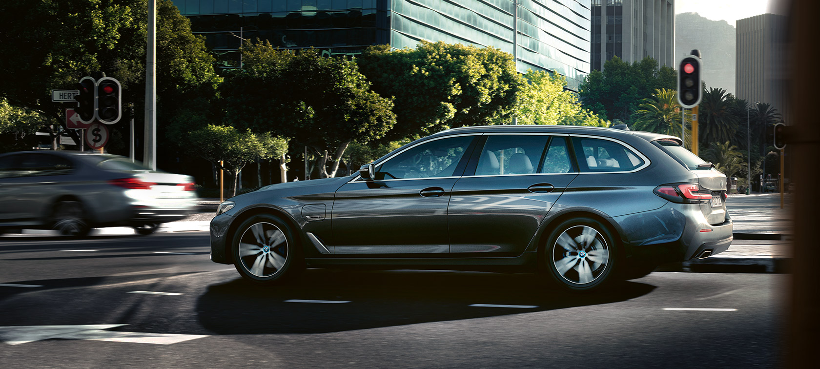 BMW 530e Touring G31 LCI en Sophisto Grey metallic, parado delante de un edificio BMW 530e Touring G31 LCI en Sophisto Grey metallic, parado delante de un edificio