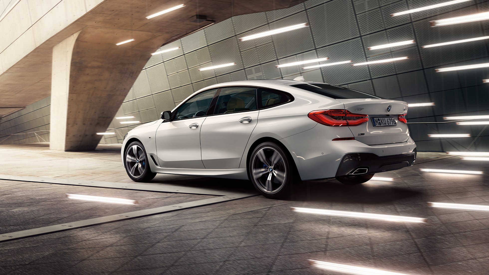 BMW Serie 6 Gran Turismo G32, vista de tres cuartos del lateral desde la zaga BMW Serie 6 Gran Turismo G32 2017 en color Mineralweiss metalizado, vista de tres cuartos del lateral desde la zaga