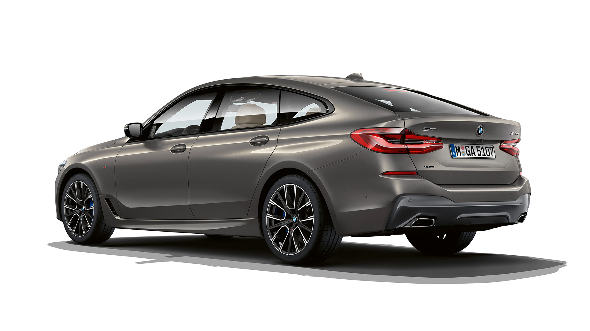 Zaga BMW Serie 6 Gran Turismo Paquete deportivo M G32 2020 BMW Serie 6 Gran Turismo G32 640i xDrive 2020 Paquete deportivo M Berninagrau efecto ámbar Vista de tres cuartos de la zaga