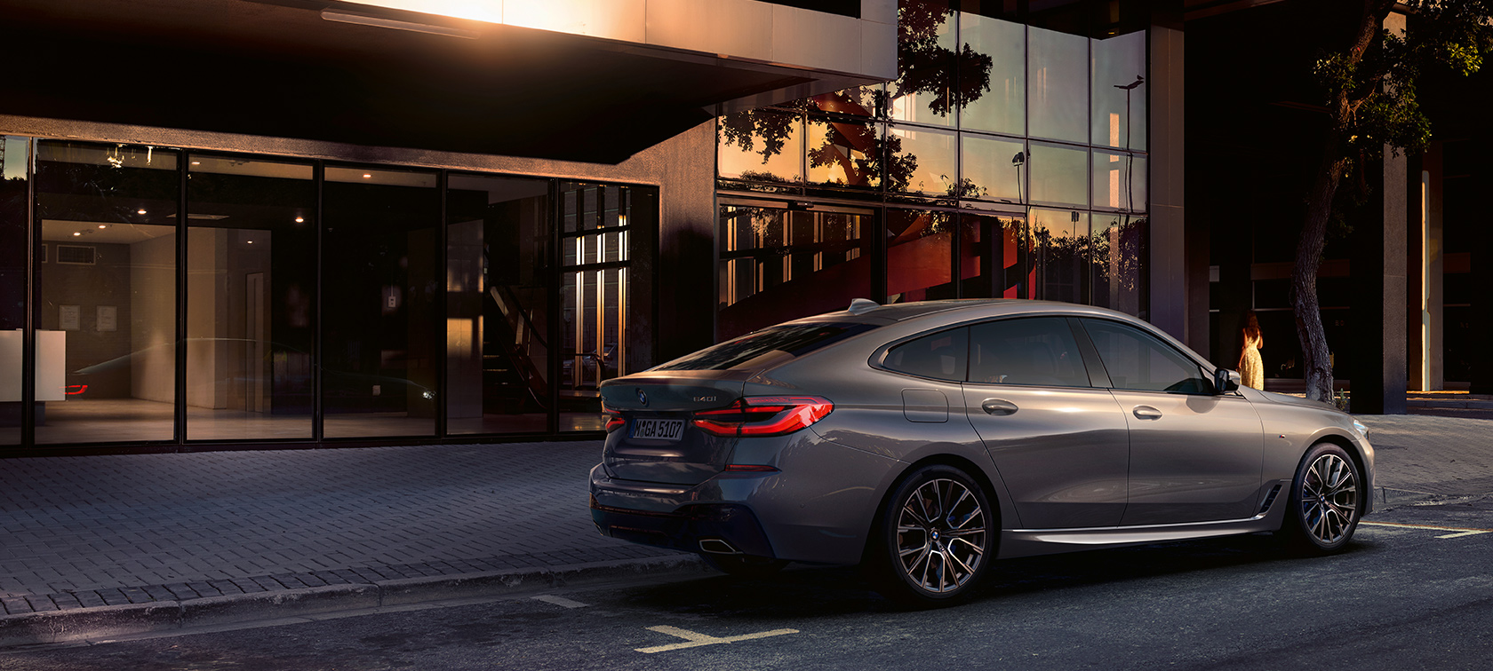 BMW Serie 6 Gran Turismo G32 2020 BMW Serie 6 Gran Turismo 640i xDrive G32 2020 Berninagrau Perspectiva lateral de la zaga aparcado delante de un edificio