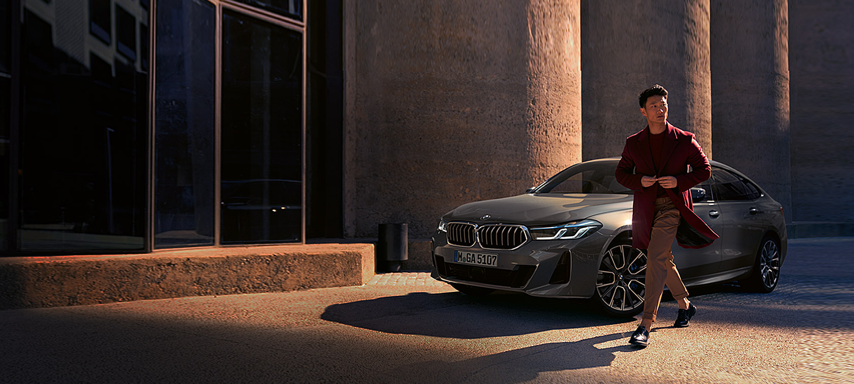 BMW Serie 6 Gran Turismo 640i xDrive G32 2020 Bernina Grey, hombre delante de un BMW, en vista de tres cuartos del frontal, parado