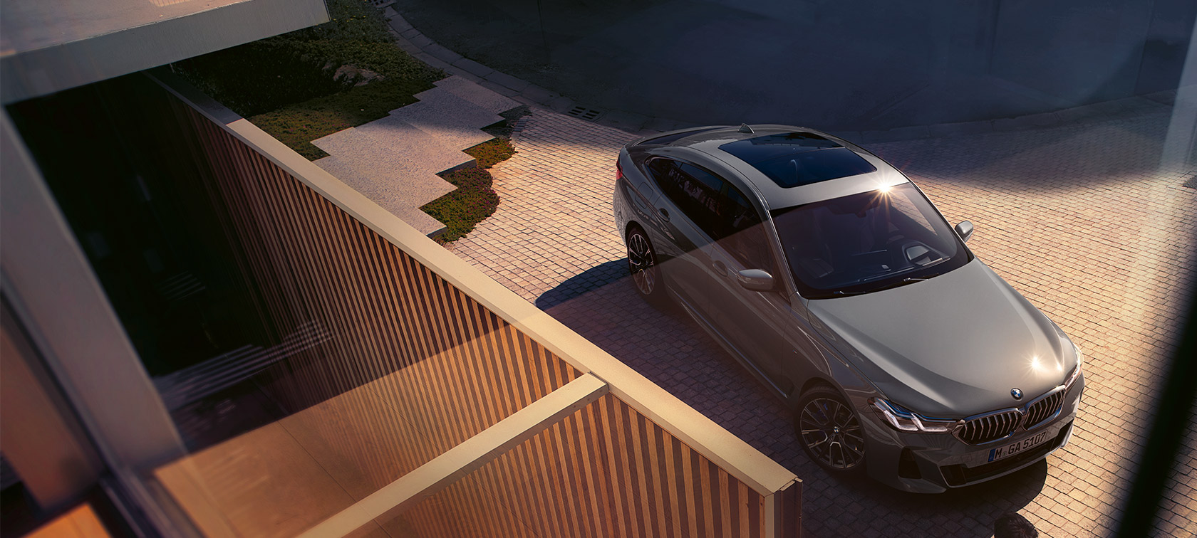 BMW Serie 6 Gran Turismo 640i xDrive (G32) Bernina Grey BMW Serie 6 Gran Turismo 640i xDrive (G32), Bernina Grey, vista elevada de tres cuartos del frontal, delante de un edificio
