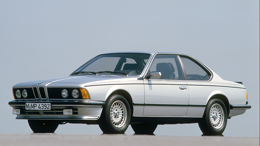 BMW 635CSi (E24) Vista de tres cuartos del lateral BMW 635CSi (E24) Vista de tres cuartos del lateral, parado