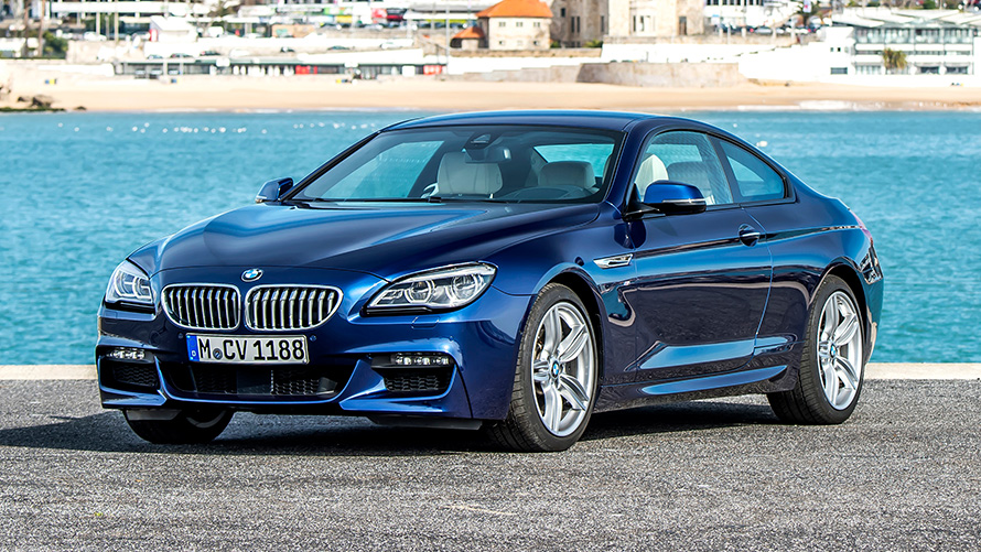 BMW Serie 6 Coupé (F13) Vista de tres cuartos del frontal delante de playa BMW Serie 6 Coupé (F13) Vista de tres cuartos del frontal delante de playa