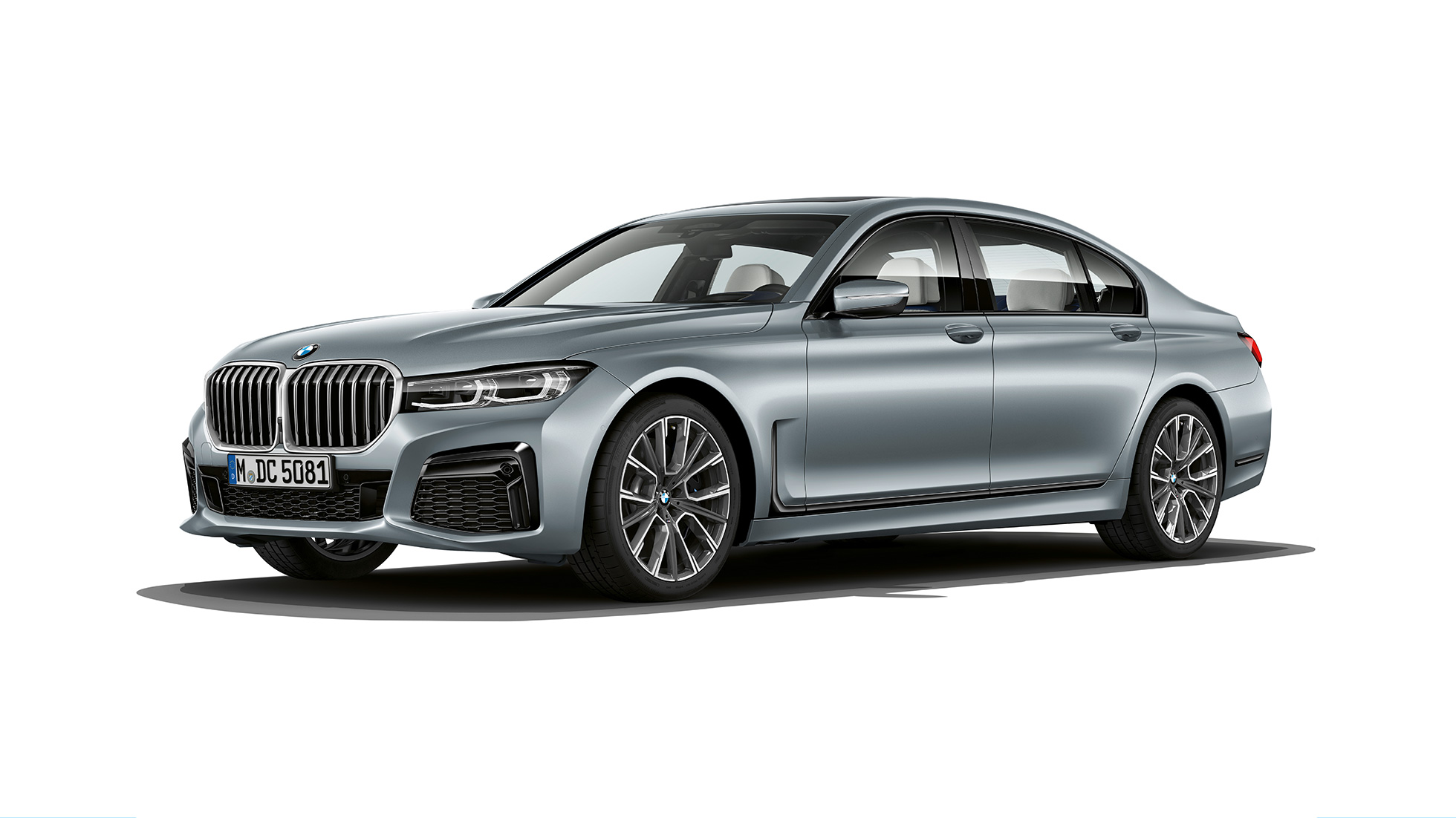 BMW Serie 7 con Paquete deportivo M, vista de tres cuartos del frontal BMW Serie 7 gris con Paquete deportivo M en vista de tres cuartos del frontal