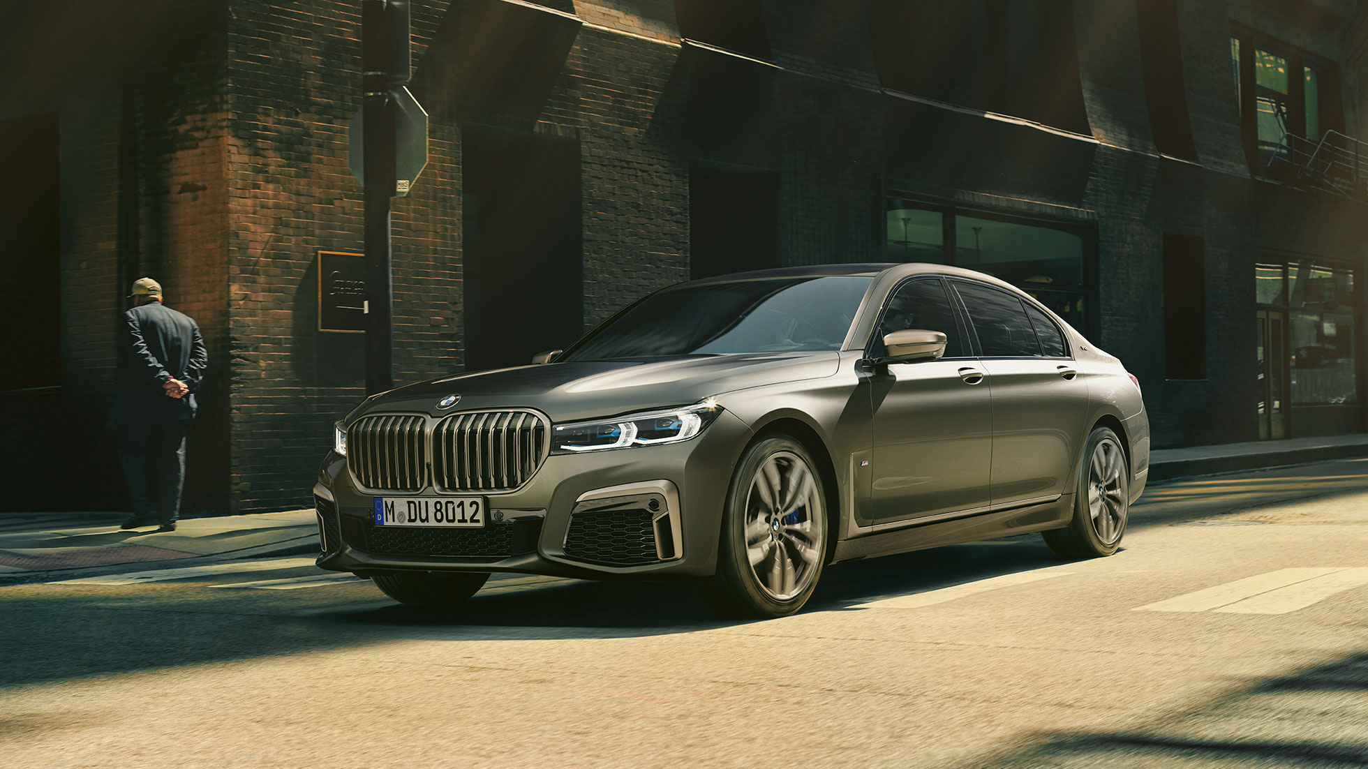 BMW M760Li xDrive en la ciudad BMW M760Li xDrive en vista lateral del frontal circulando por la ciudad