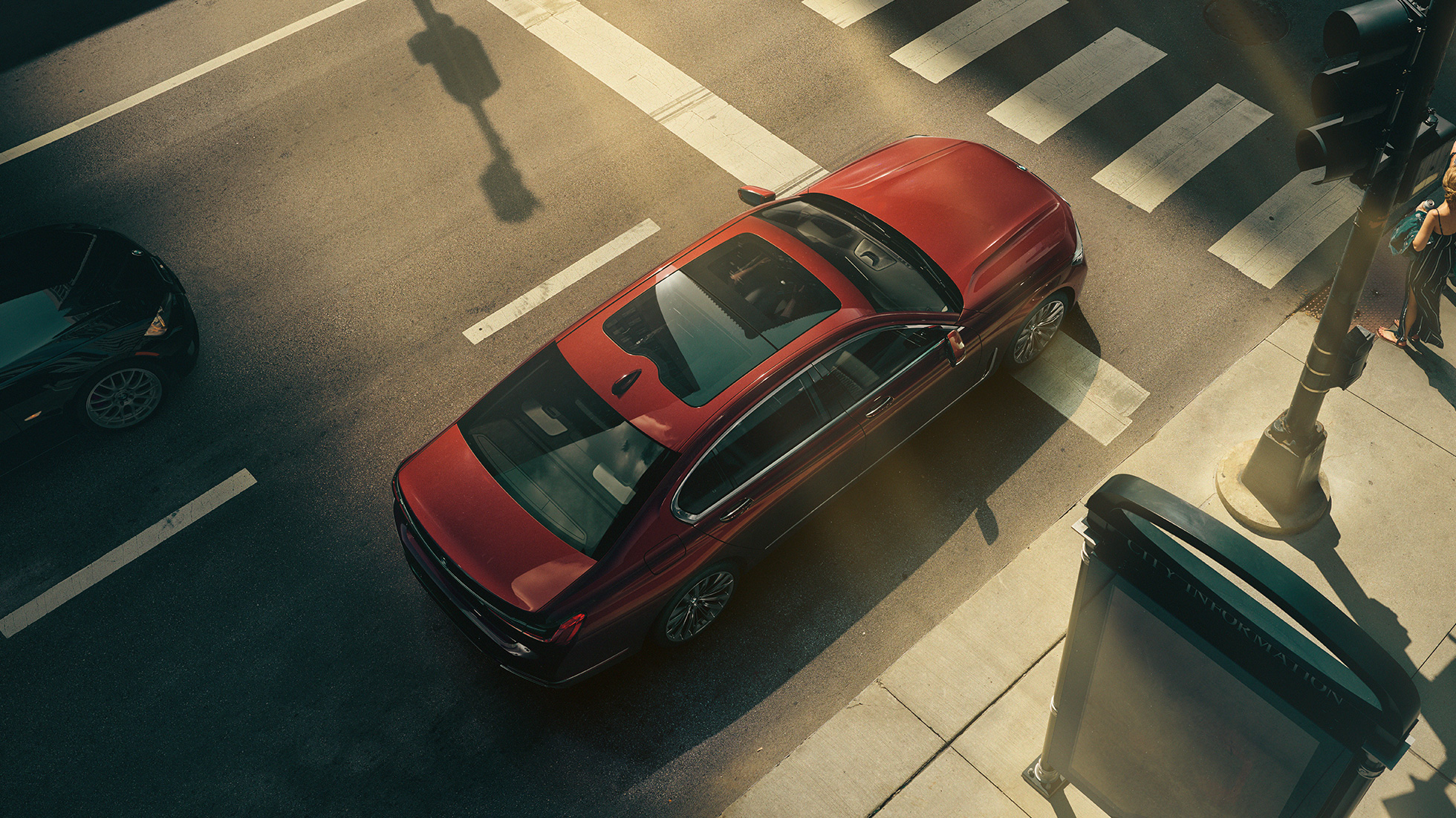BMW Individual Serie 7, vista aérea Vista aérea de un BMW Individual Serie 7 rojo