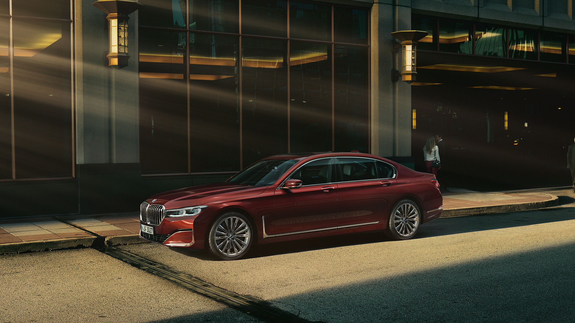 BMW Individual Serie 7, vista lateral BMW Individual Serie 7 rojo en vista lateral en la ciudad