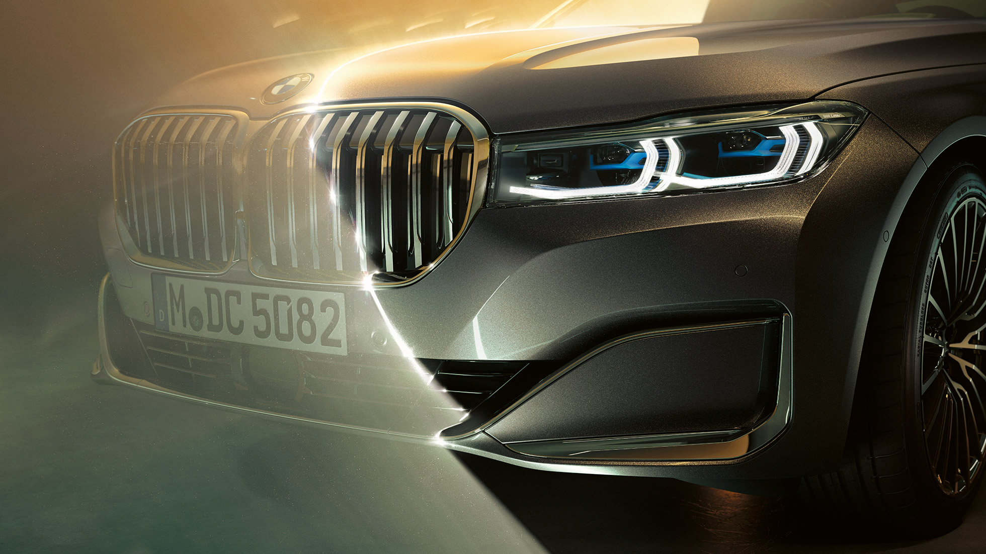 Parrilla delantera y luz láser del BMW Serie 7 BMW Serie 7: primer plano del frontal con gran parrilla delantera y luz láser