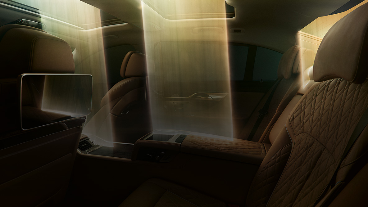 Interior del BMW Serie 7 Interior del BMW Serie 7 Incidencia de la luz a través del techo de cristal panorámico