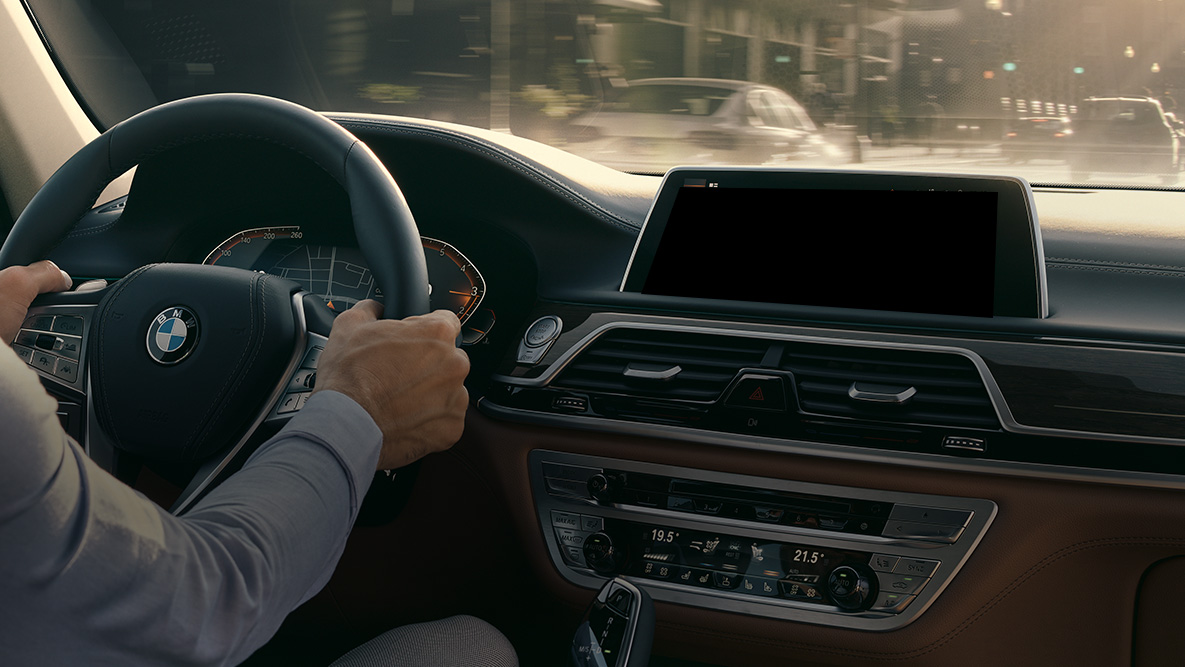 BMW Intelligent Personal Assistant BMW Intelligent Personal Assistant: un hombre conduciendo un BMW, primer plano de Live Cockpit Professional