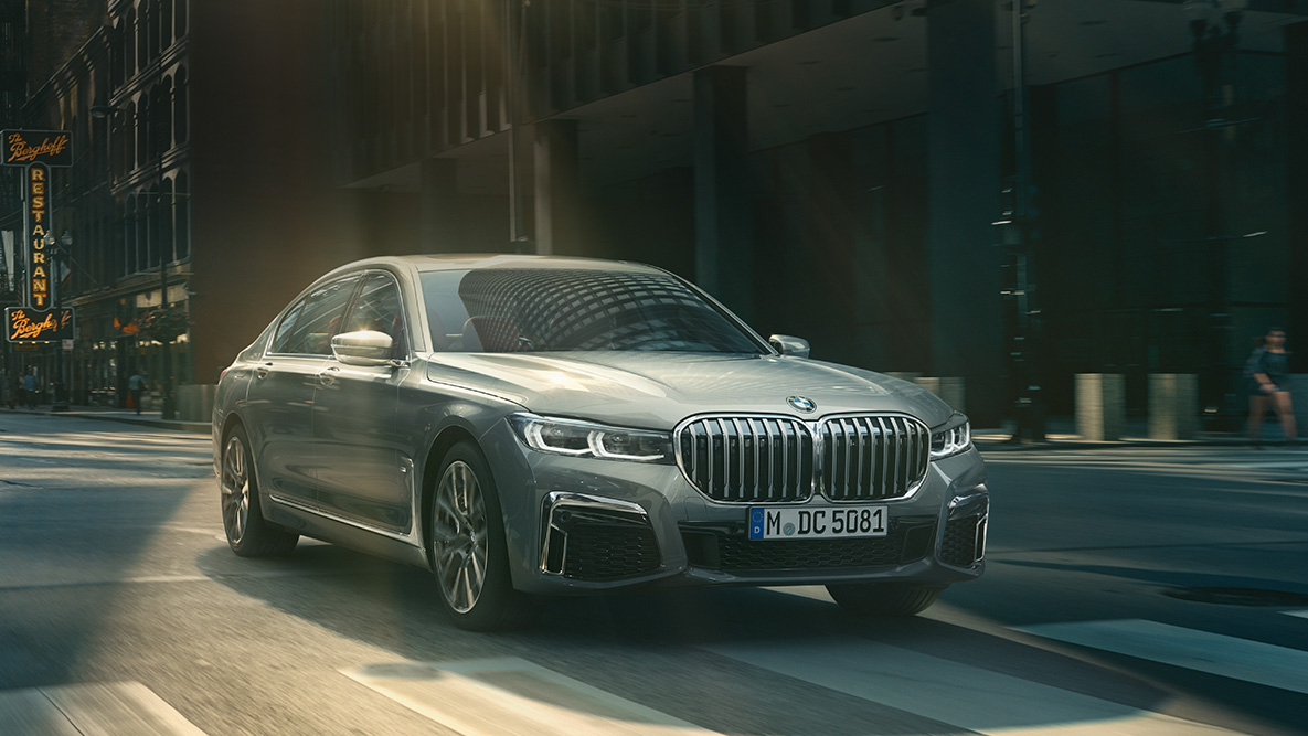 Driving Assistant Professional del BMW Serie 7 Driving Assistant Professional: vista de tres cuartos del frontal del BMW Serie 7 circulando por la ciudad