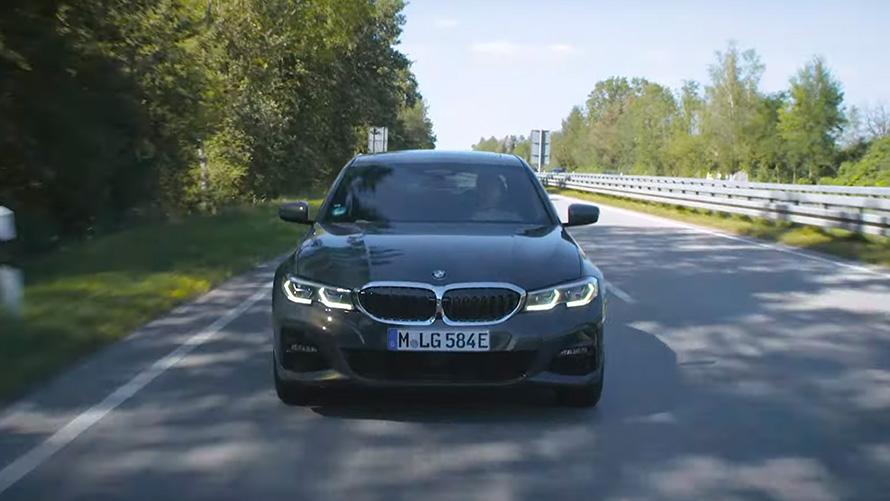 BMW Híbrido Enchufable, en marcha por la carretera BMW Híbrido Enchufable, en marcha por la carretera