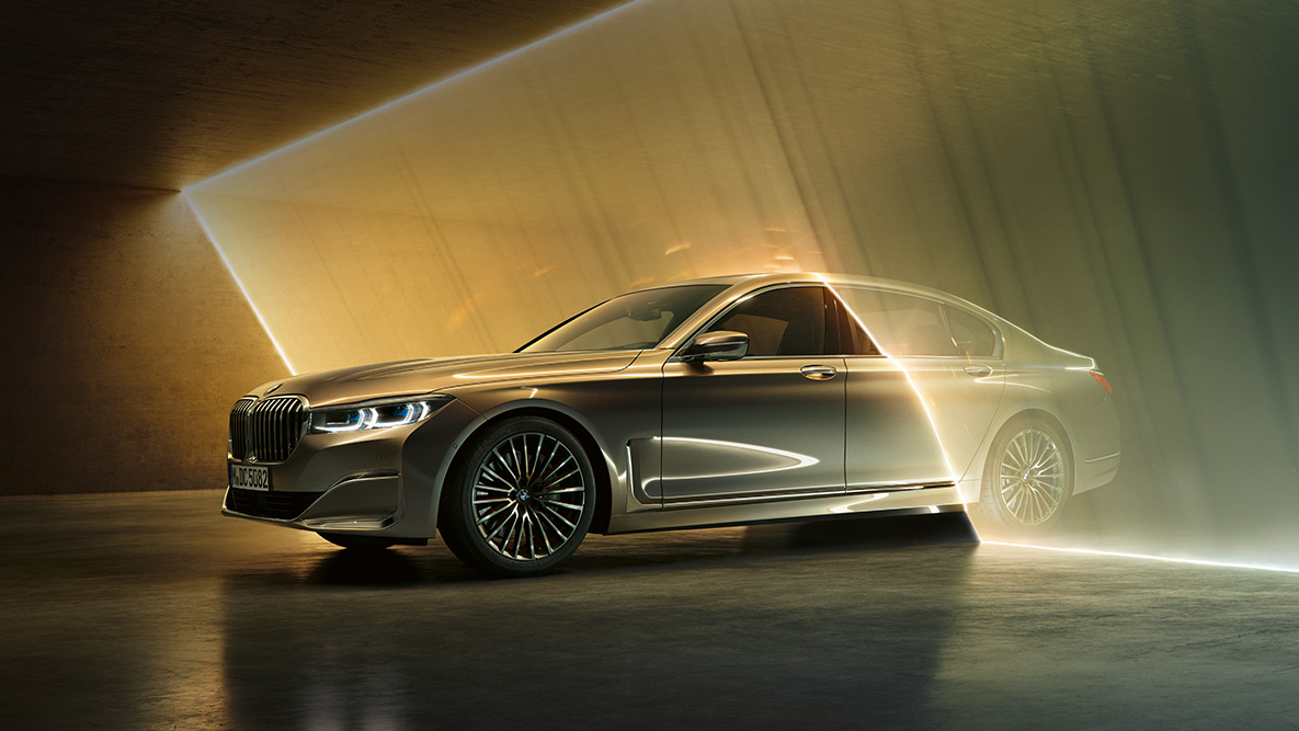 BMW Serie 7, puesta en escena luminosa, parte trasera BMW Serie 7: puesta en escena luminosa en la parte trasera, primer plano