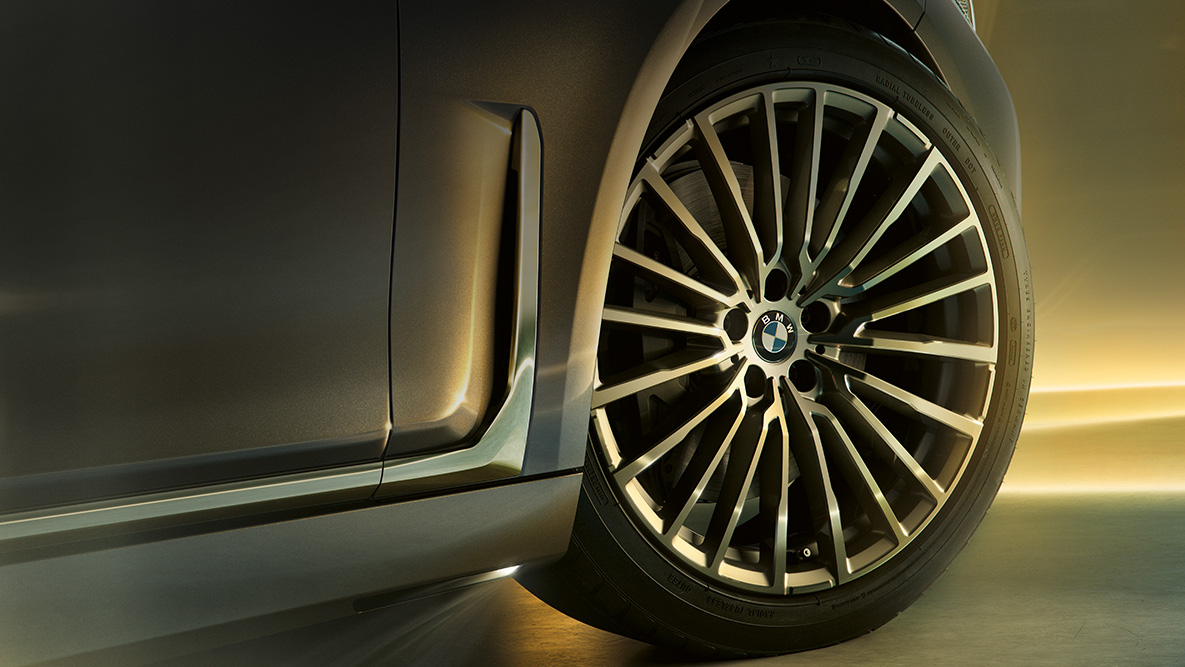 BMW Serie 7 Llantas con diseño de radios múltiples BMW Serie 7: primer plano de las llantas con diseño de radios múltiples