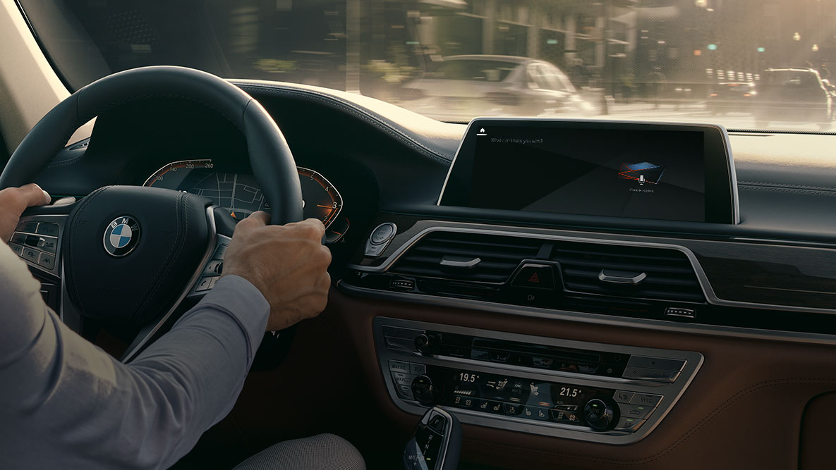 BMW Intelligent Personal Assistant BMW Intelligent Personal Assistant: un hombre viaja en un BMW, primer plano del Live Cockpit Professional