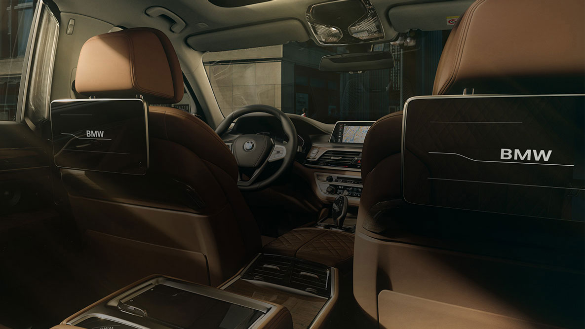 BMW Serie 7 Entretenimiento en la parte trasera BMW Serie 7: vista desde atrás del sistema de entretenimiento en la parte trasera con pantallas táctiles HD