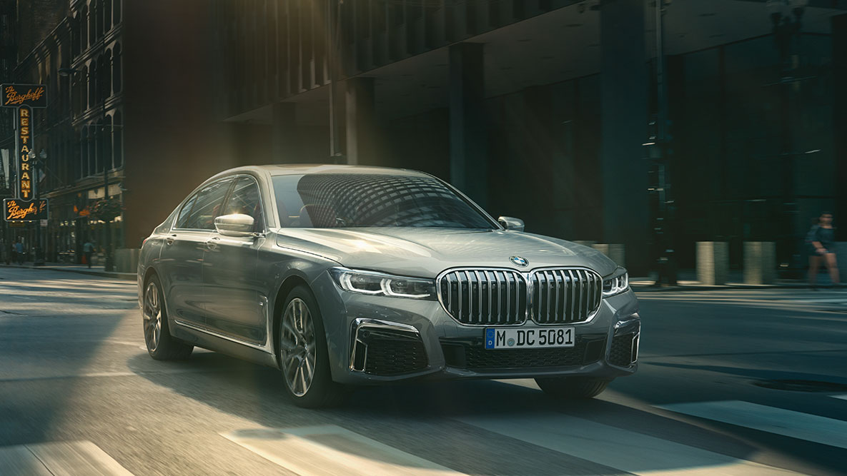 Driving Assistant Professional: primer plano de tres cuartos del frontal del BMW Serie 7 en marcha ante un fondo urbano BMW Serie 7 Driving Assistant Professional