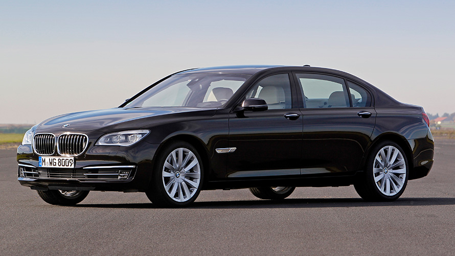 BMW Serie 7 (F02), vista de 7/8 del lateral, parado BMW Serie 7 (F02), vista de 7/8 del lateral, parado
