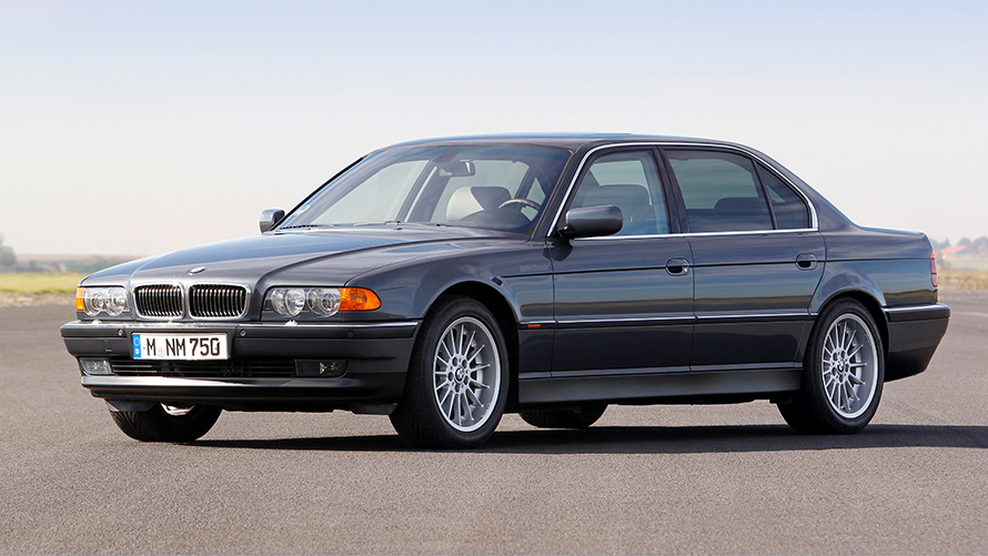 BMW Serie 7 (E38), vista de 7/8 del lateral, parado BMW Serie 7 (E38), vista de 7/8 del lateral, parado