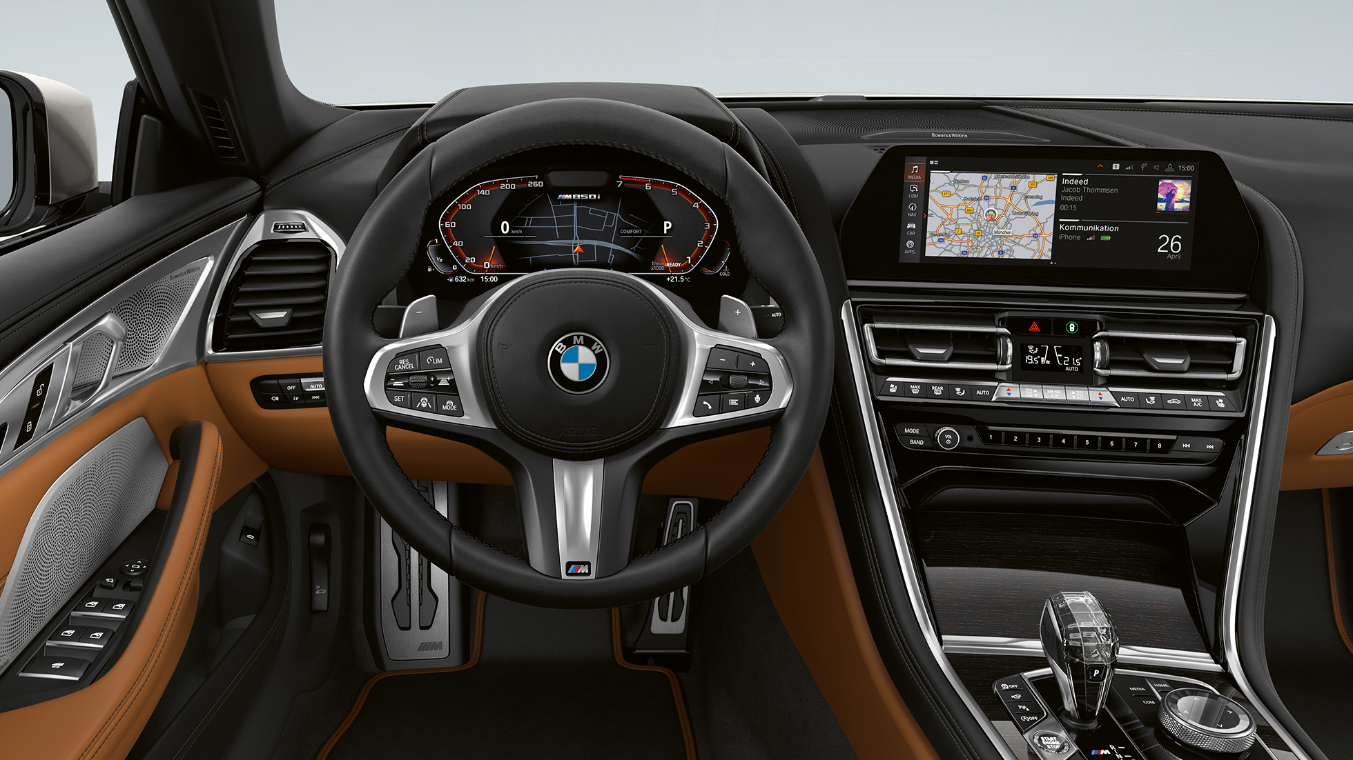 BMW M850i xDrive, Mineralweiss metalizado, puesto de conducción con volante M de cuero. BMW M850i xDrive, Mineralweiss metalizado, puesto de conducción con volante M de cuero.