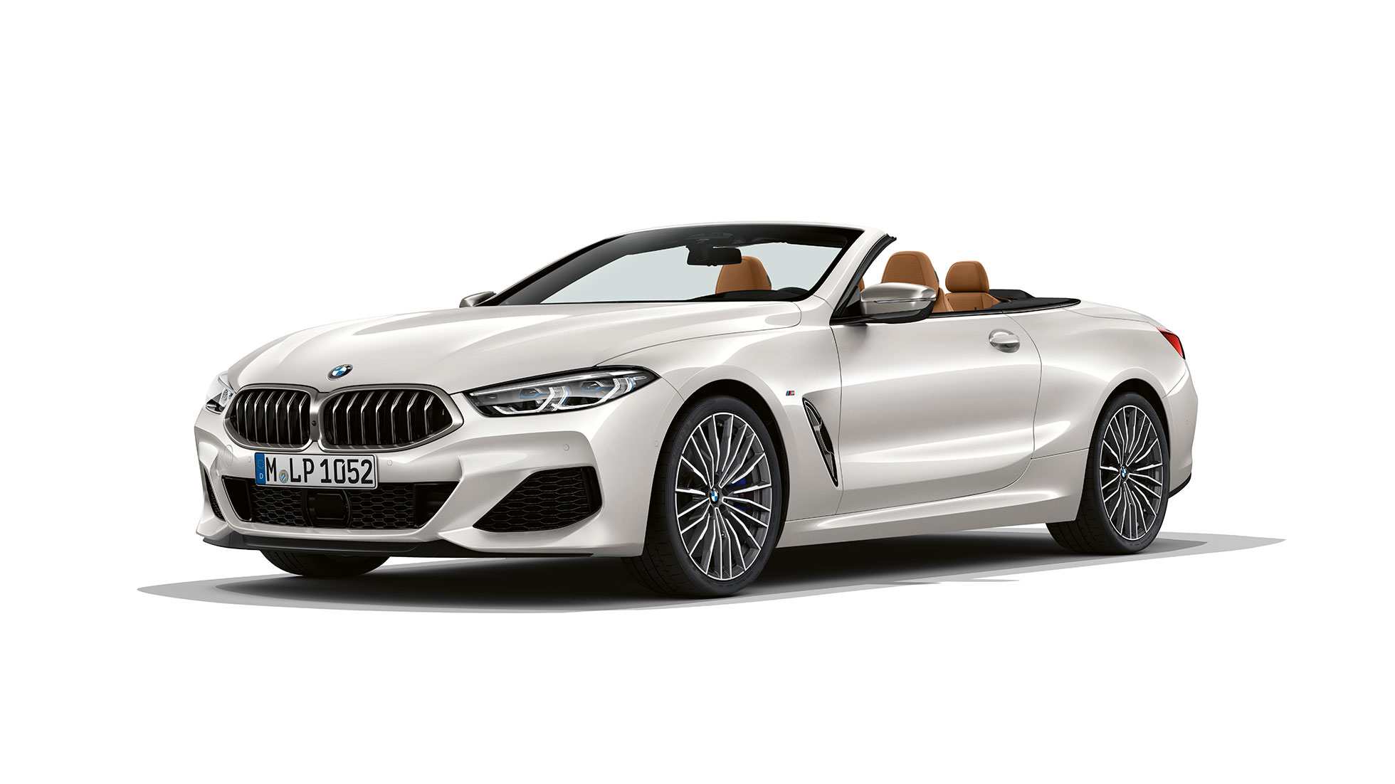 BMW M850i xDrive, Mineralweiss metalizado, vista de tres cuartos del frontal. BMW M850i xDrive, Mineralweiss metalizado, vista de tres cuartos del frontal.