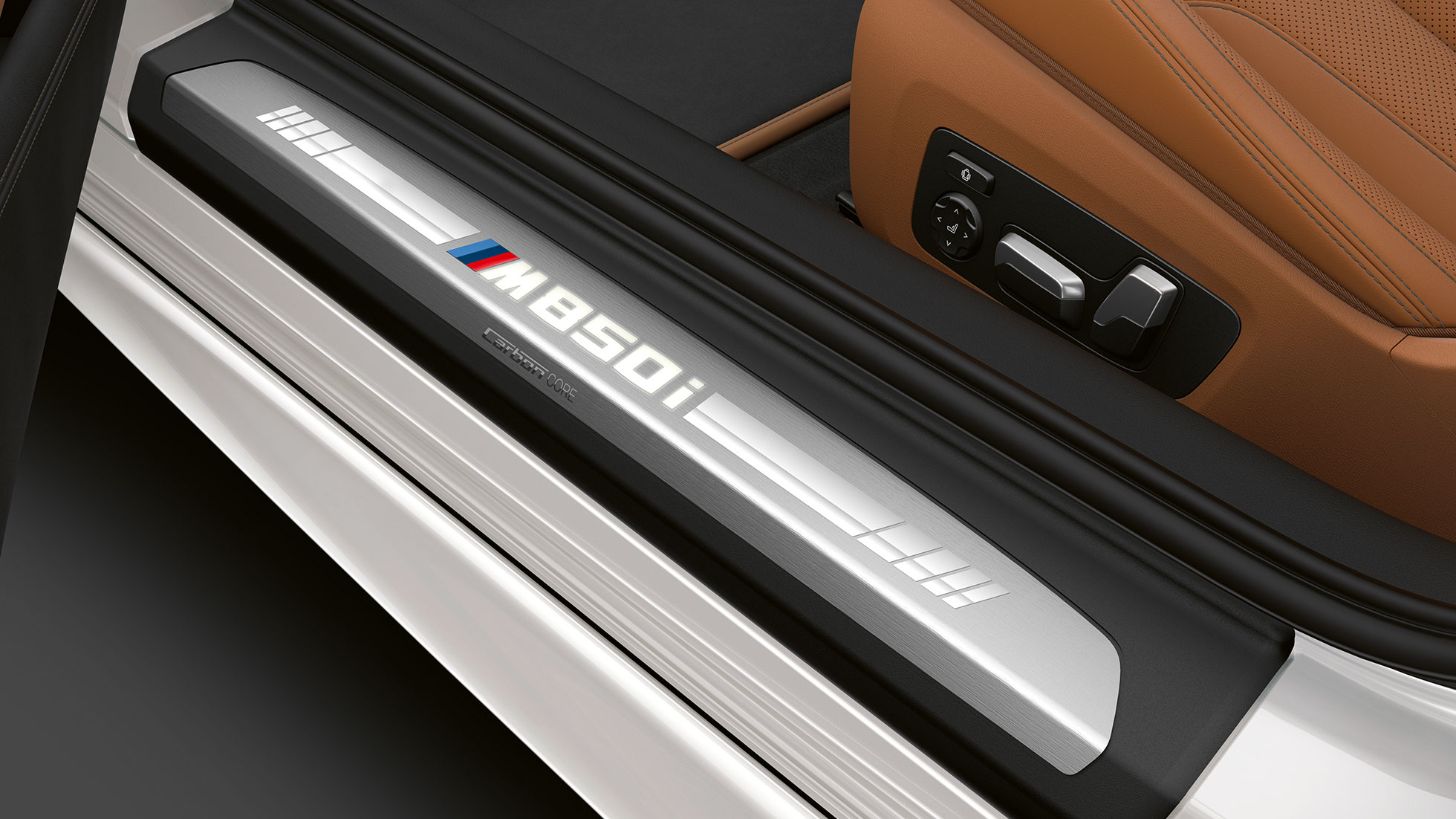 BMW M850i xDrive, Mineralweiss metalizado, moldura de entrada. BMW M850i xDrive, Mineralweiss metalizado, moldura de entrada.