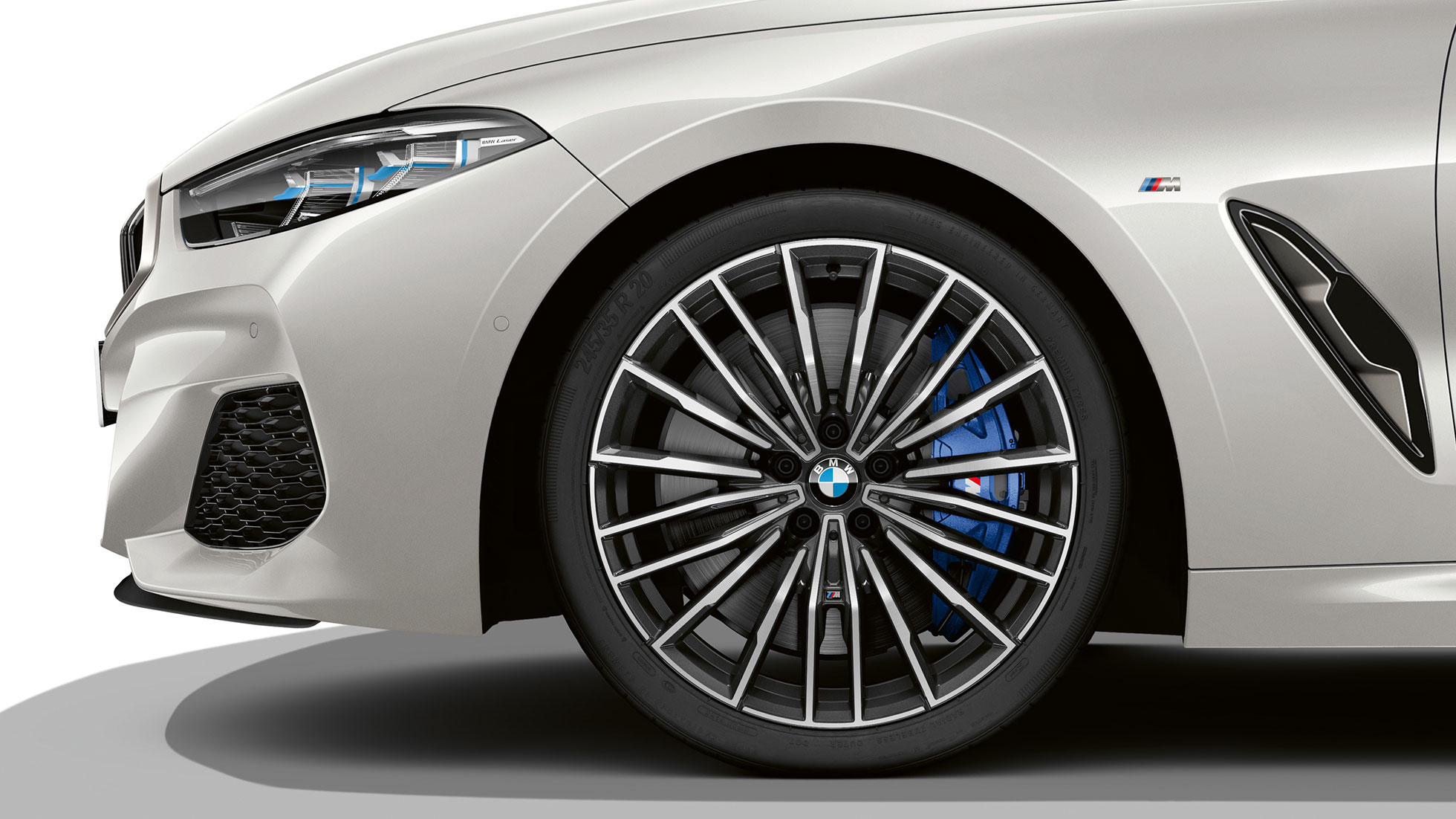 BMW M850i xDrive, Mineralweiss metalizado, llantas de aleación ligera de 20 pulgadas con radios múltiples estilo 729 M. BMW M850i xDrive, Mineralweiss metalizado, llantas de aleación ligera de 20 pulgadas con radios múltiples estilo 729 M.