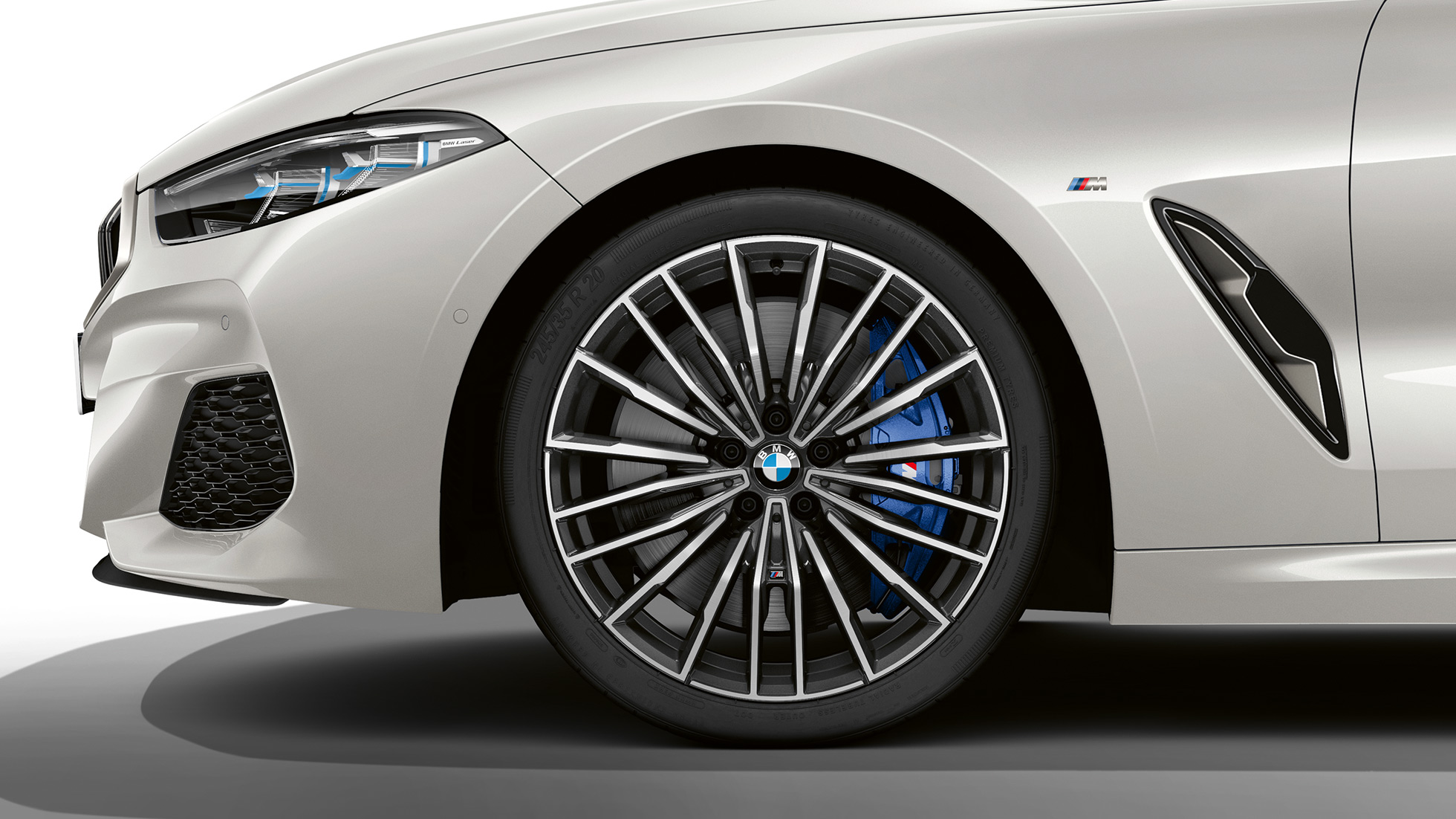 BMW M850i xDrive, llantas de aleación ligera de 20 pulgadas con radios múltiples estilo 729 M. BMW M850i xDrive, llantas de aleación ligera de 20 pulgadas con radios múltiples estilo 729 M.