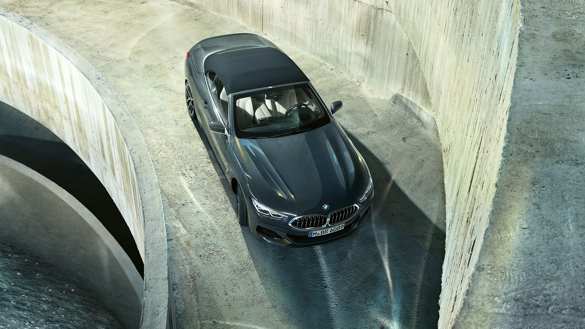 BMW M850i xDrive Dravitgrau metalizado con capota negra, vista superior G14. BMW M850i xDrive Dravitgrau metalizado con capota negra, vista superior G14.
