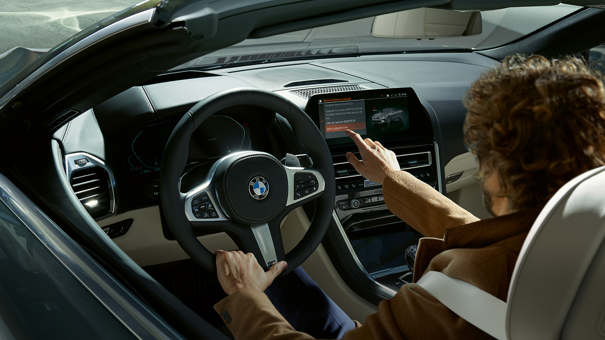 BMW M850i xDrive, conductor usando BMW Live Cockpit Professional con el control táctil. BMW M850i xDrive, conductor usando BMW Live Cockpit Professional con el control táctil.