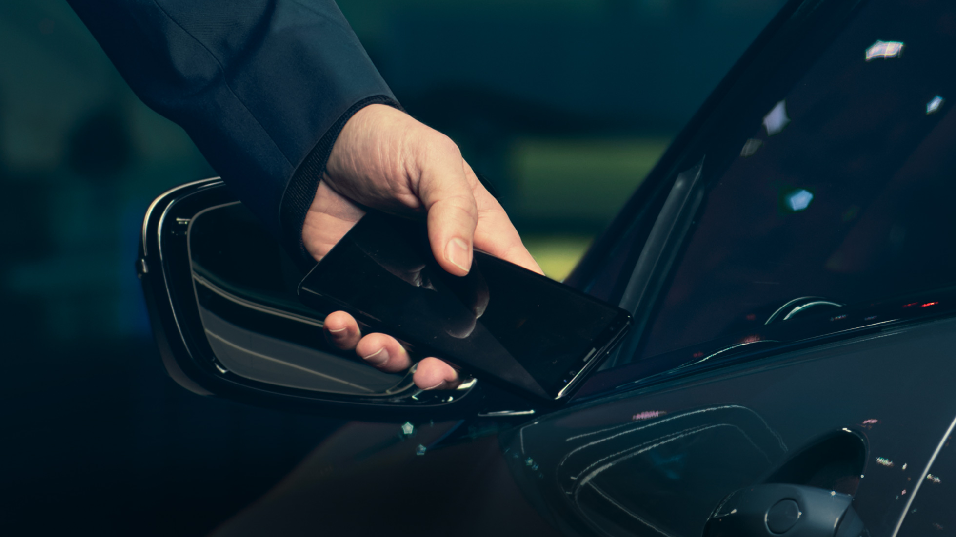 BMW M850i xDrive, conductor abriendo el vehículo con un smartphone mediante BMW Digital Key. BMW M850i xDrive, conductor abriendo el vehículo con un smartphone mediante BMW Digital Key.