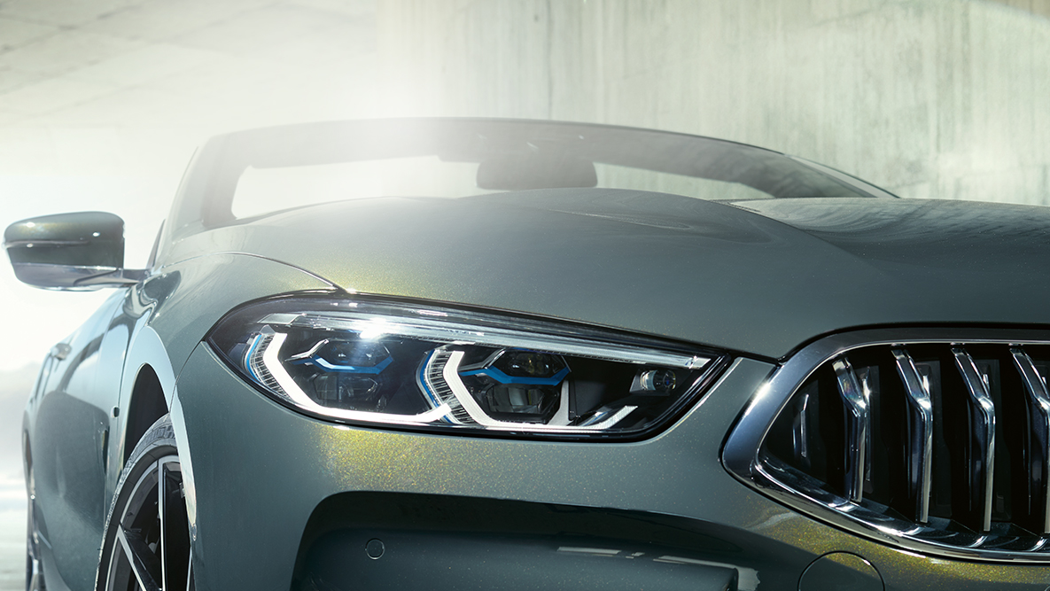 BMW M850i xDrive Dravitgrau metalizado, frontal con Luz láser BMW a la izquierda. BMW M850i xDrive Dravitgrau metalizado, frontal con Luz láser BMW a la izquierda.