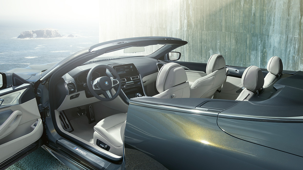 BMW M850i xDrive Dravitgrau metalizado, interior, capota y puerta abierta. BMW M850i xDrive Dravitgrau metalizado, interior, capota y puerta abierta.