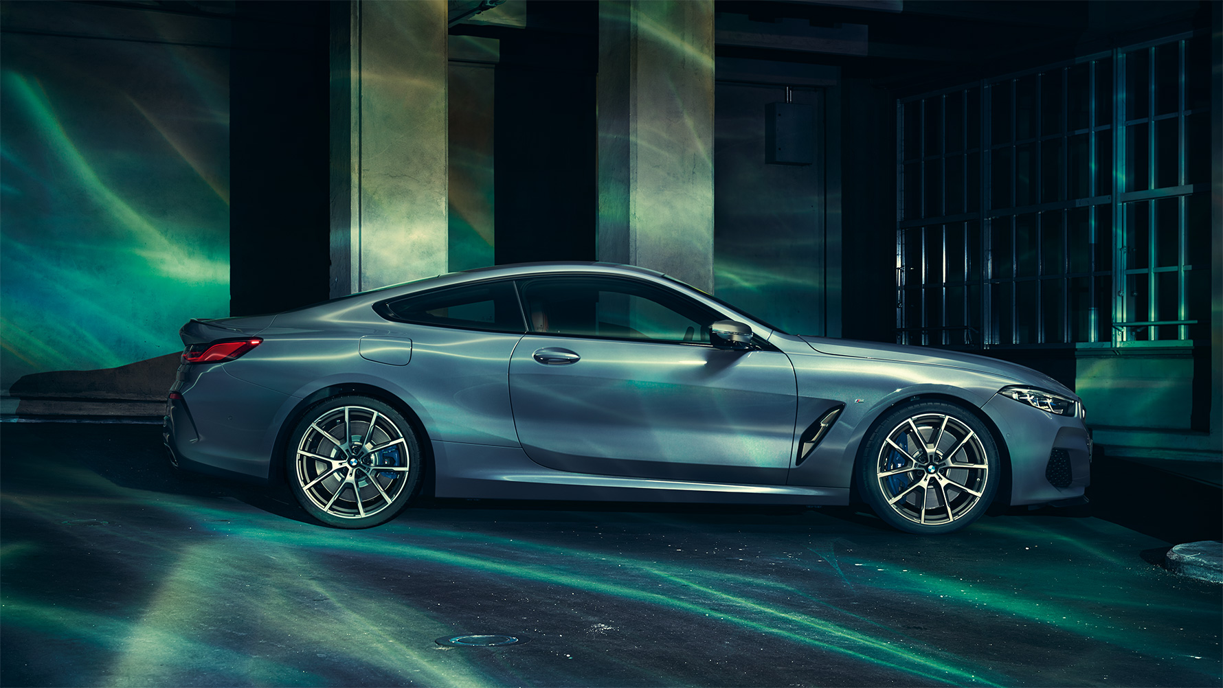 BMW Serie 8, vista lateral Imagen del lateral del nuevo BMW Serie 8 Coupé parado en un entorno urbano.