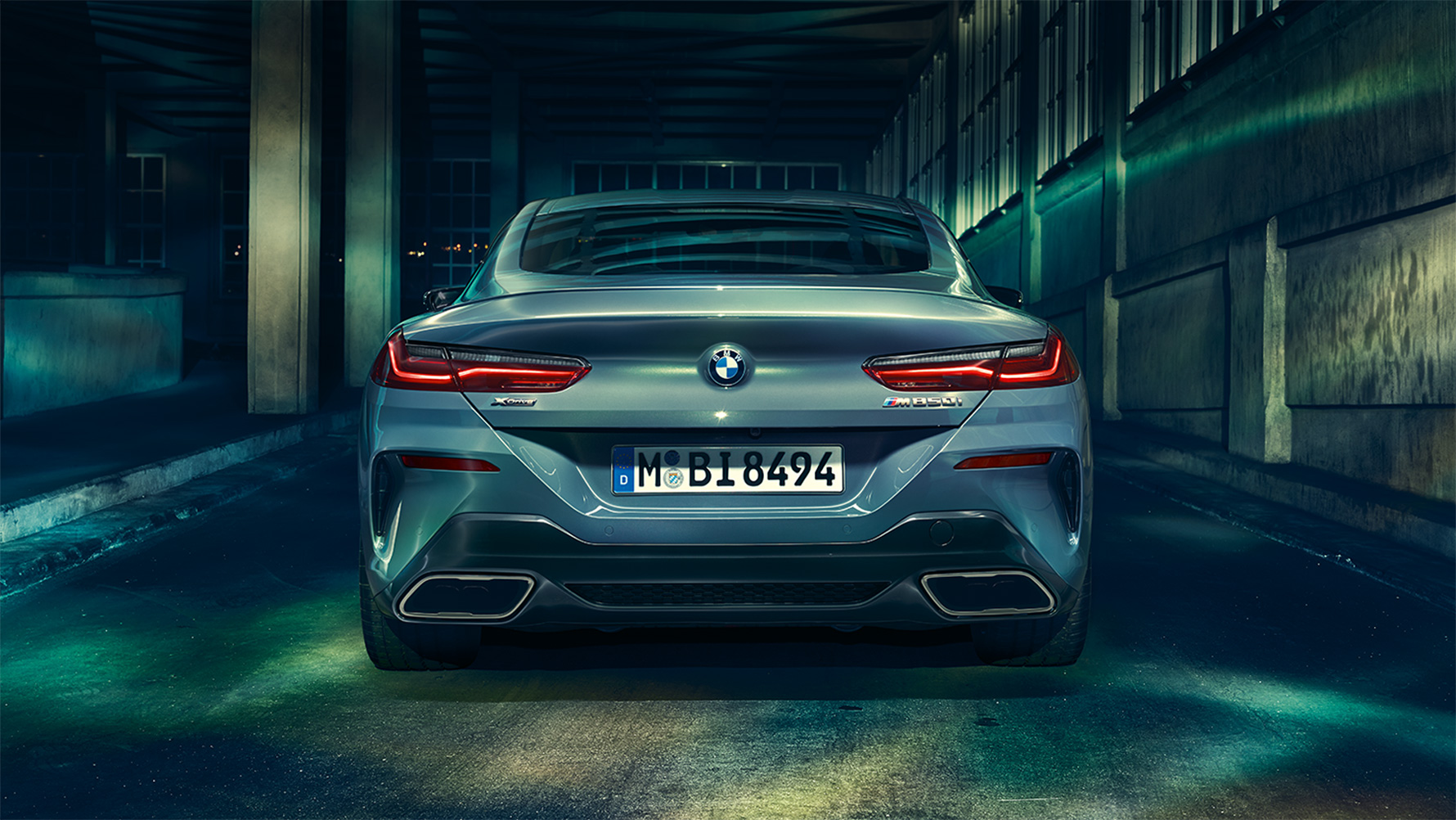 BMW Serie 8 Coupé, vista trasera BMW Serie 8 Coupé, vista trasera Vista trasera del nuevo BMW Serie 8 Coupé de noche en un entorno urbano.
