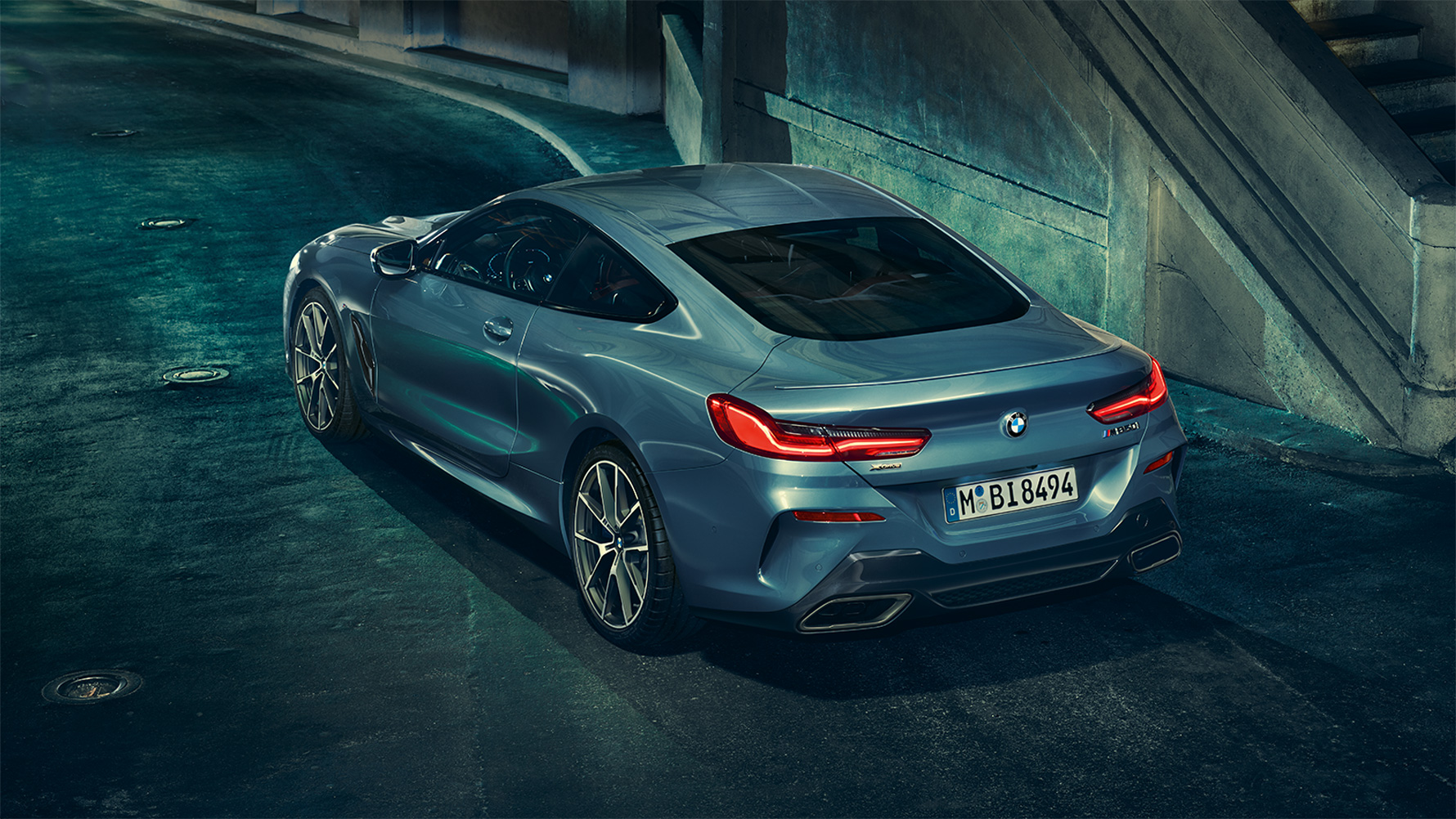 BMW Serie 8 Coupé, imagen de tres cuartos de la zaga Imagen de tres cuartos de la zaga del nuevo BMW Serie 8 Coupé de noche en un entorno urbano.
