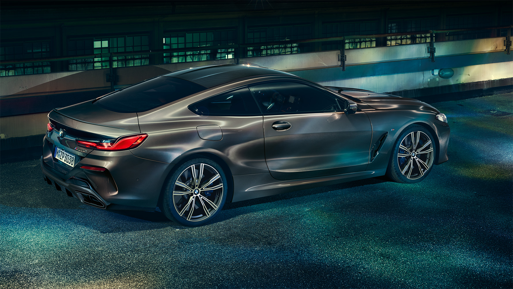 Imagen del lateral del BMW Serie 8 Coupé con equipamiento BMW Individual parado de noche en un entorno urbano. Imagen del lateral del BMW Serie 8 Coupé con equipamiento BMW Individual parado de noche en un entorno urbano.