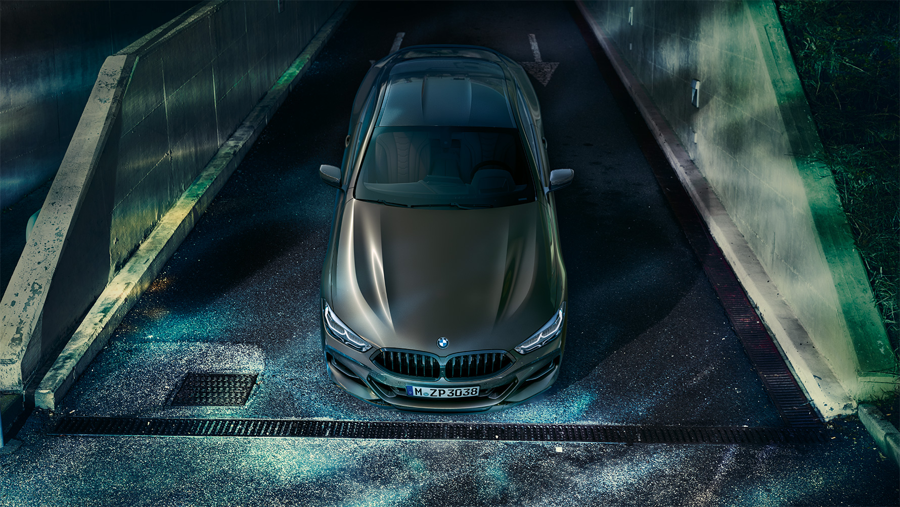 Imagen del frontal del BMW Serie 8 Coupé con equipamiento BMW Individual parado de noche en un entorno urbano. Imagen del frontal del BMW Serie 8 Coupé con equipamiento BMW Individual parado de noche en un entorno urbano.