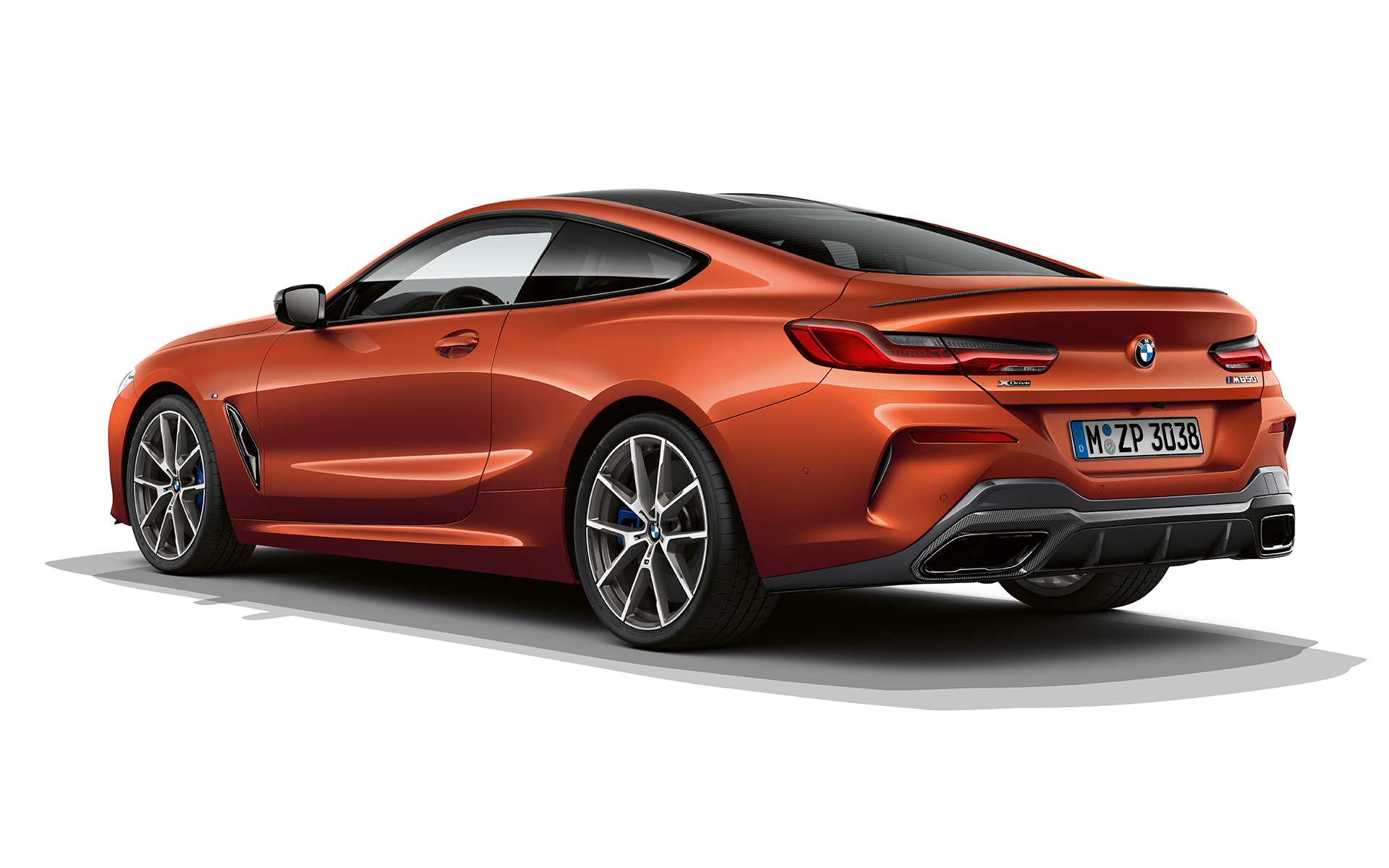 BMW Serie 8 Coupé, Sunset Orange metalizado Imagen del nuevo BMW Serie 8 Coupé parado en Sunset Orange metalizado ante un fondo blanco.