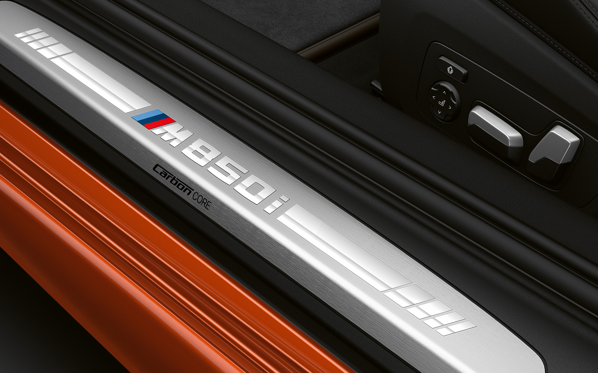 BMW Serie 8 Coupé, moldura de entrada “M850i” Detalle de la moldura de entrada del nuevo BMW Serie 8 Coupé con el logotipo “M850i”.