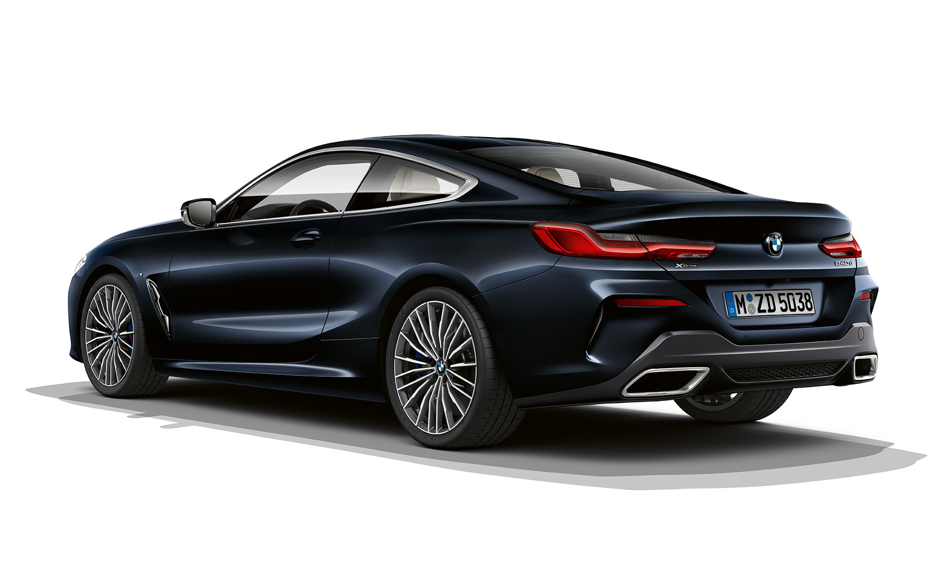 BMW Serie 8 Coupé, Carbonschwarz metalizado Imagen del nuevo BMW Serie 8 Coupé parado en Carbonschwarz metalizado ante un fondo blanco.